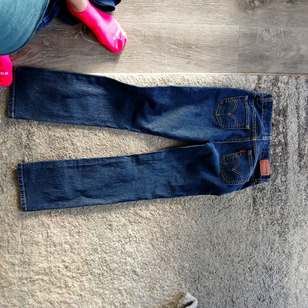 Levis girls jeans 👖 fit a size xs or 0 woman perfectly with a cute pink accent